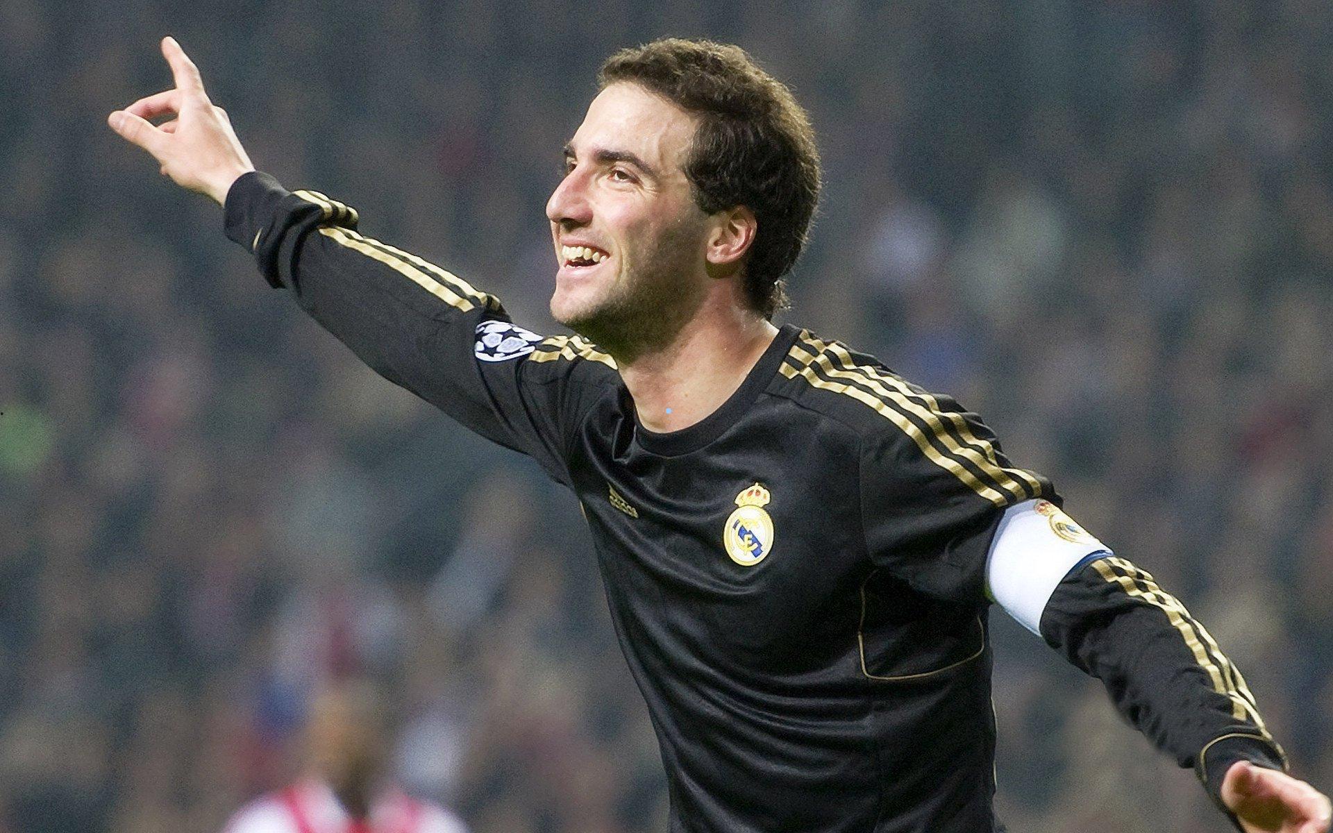 骑士后场长传发球酿意外 施罗德拦截失手肘击观众引安全担忧